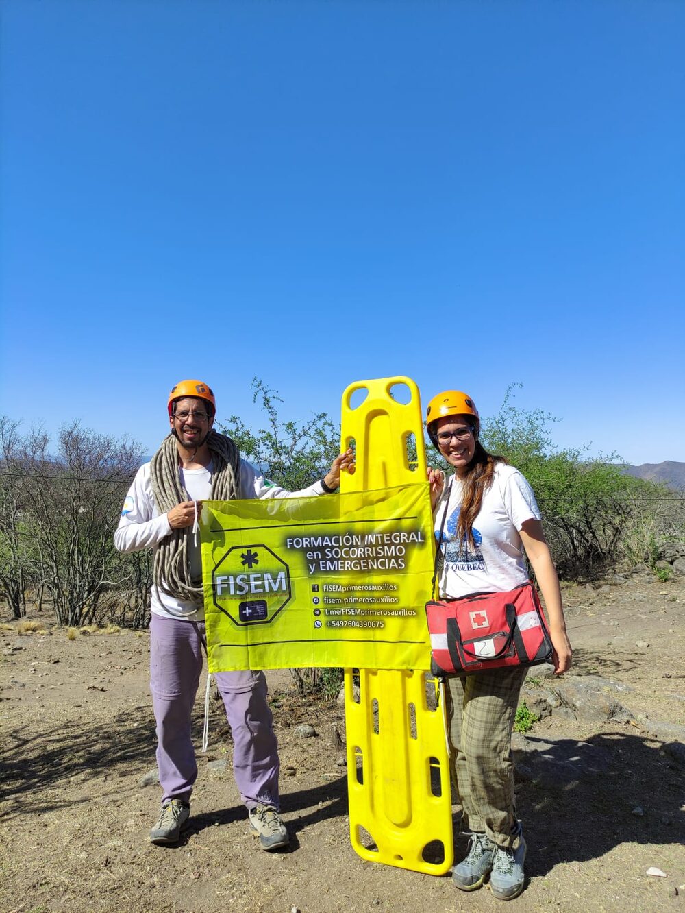 Instructores con camilla de rescate en terreno
