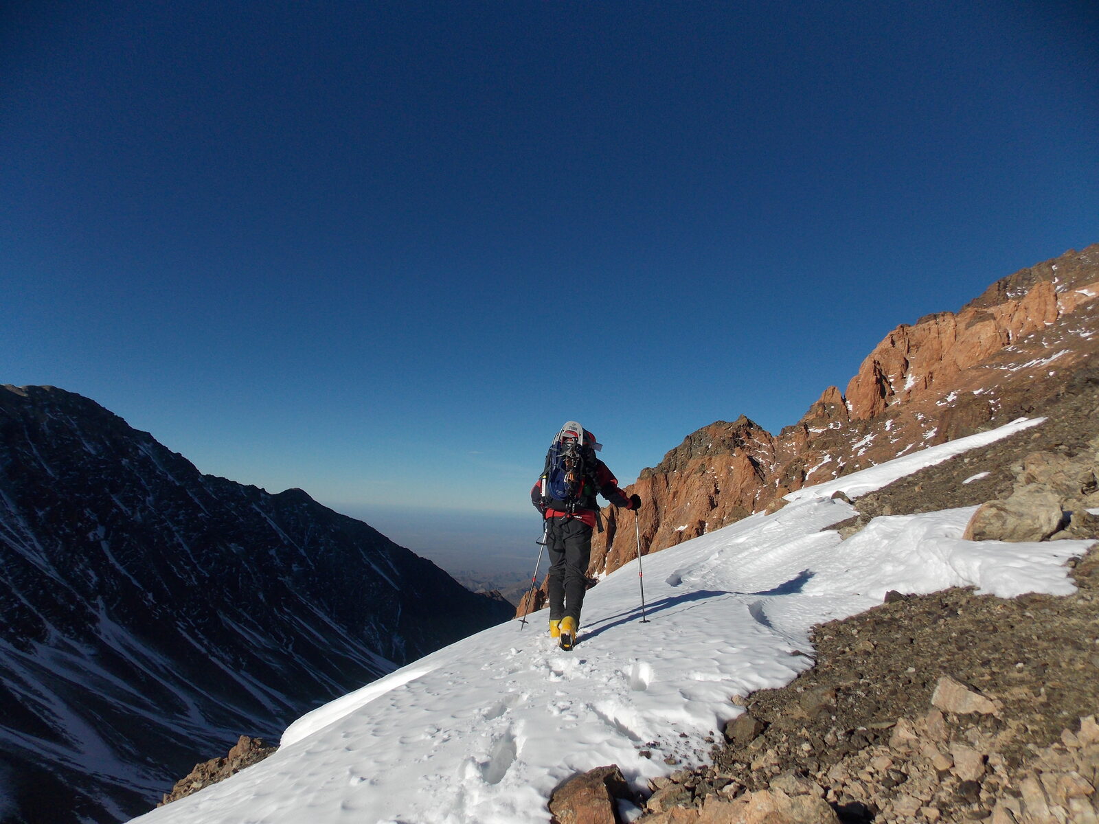 Caminata con bastones de trekking en cielo despejado