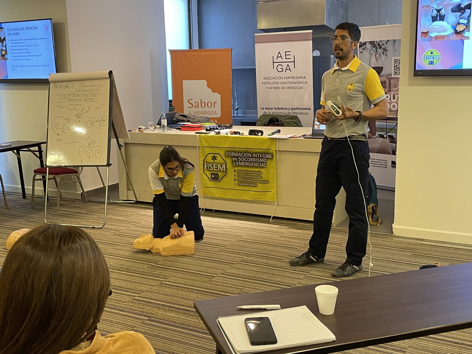 Francisco dando una capacitación de RCP con maniquí de entrenamiento