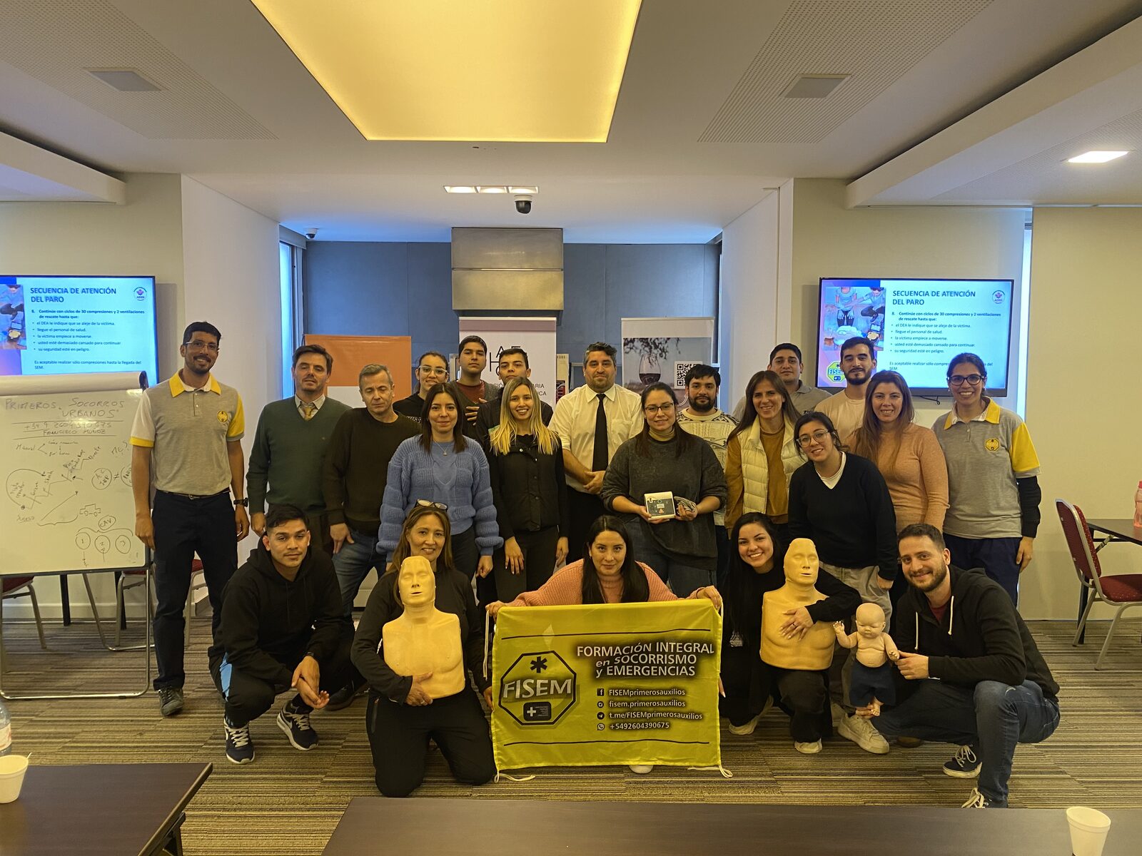 Grupo grande de formación FISEM con maniquíes de entrenamiento