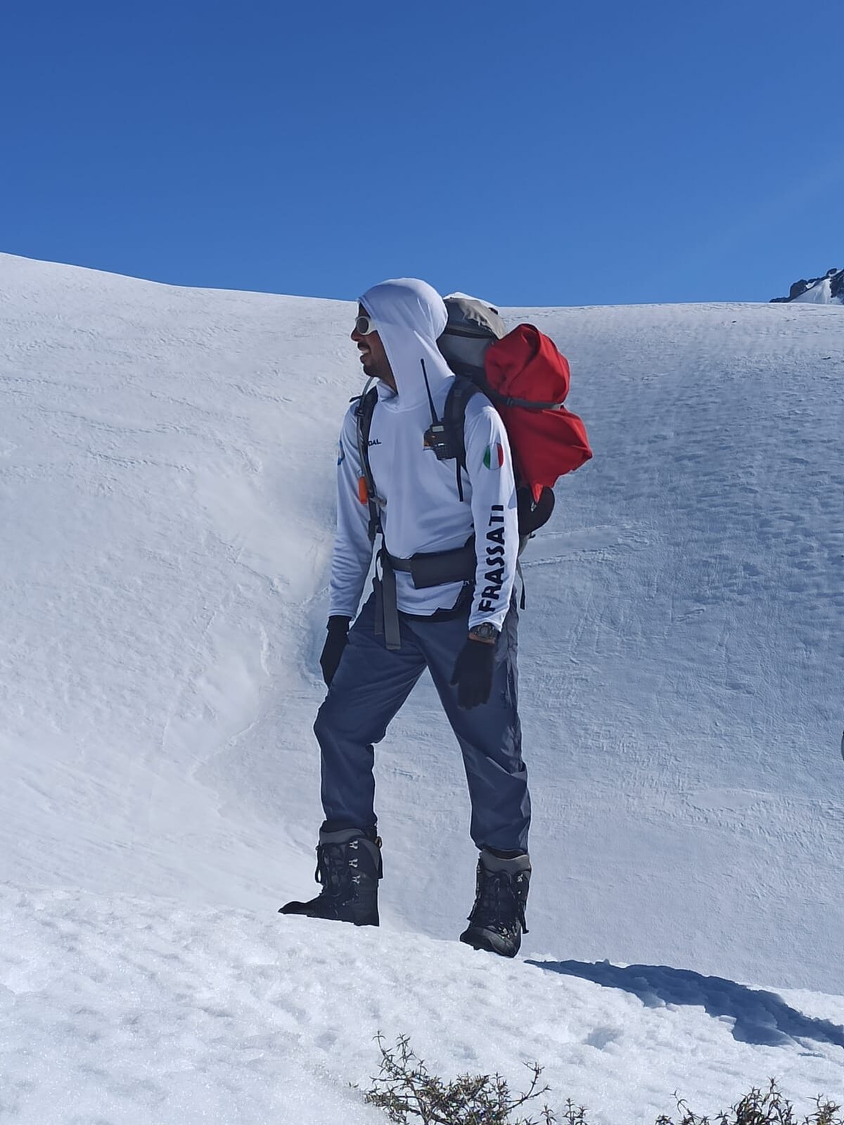 Mochila roja en ascenso nevado