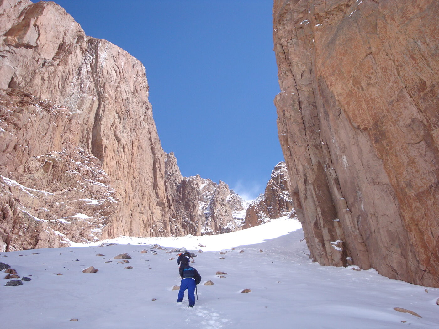 Paredes rocosas nevadas en la cordillera